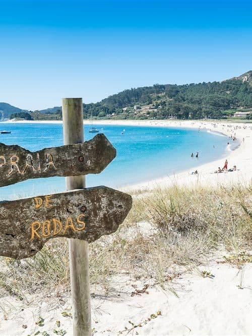 Barco navegando hacia las islas atlánticas de Galicia