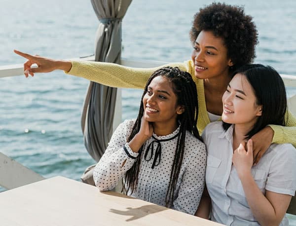 Grupo de amigos disfrutando de una escapada en crucero