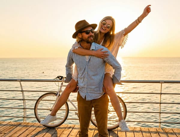 Pareja contemplando el mar desde la cubierta de un crucero romántico