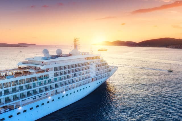 Crucero navegando hacia su próximo destino con grupos y familias a bordo