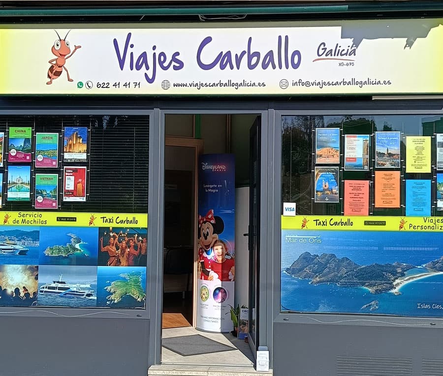 Agente de viajes resolviendo dudas a unos clientes antes de reservar
