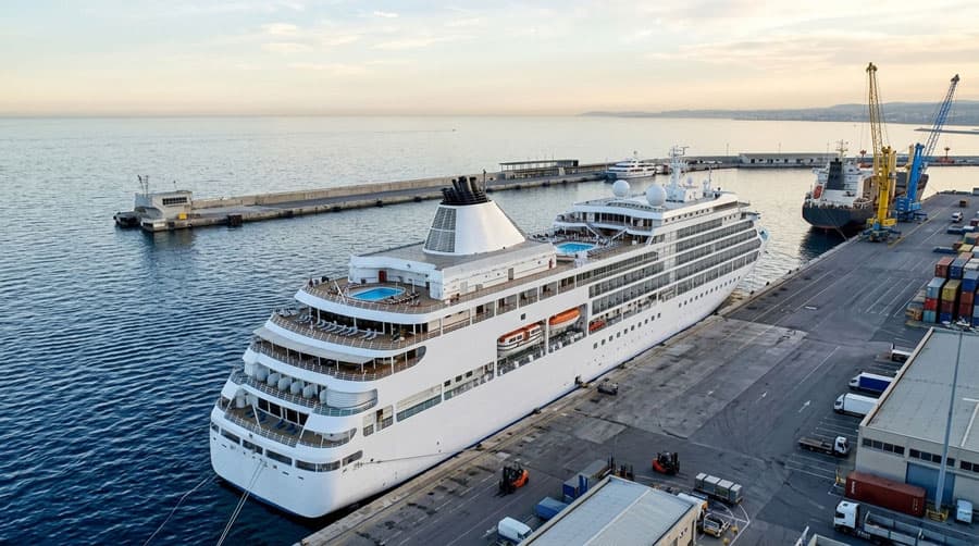 Camarote y cubierta de un crucero con todo incluido