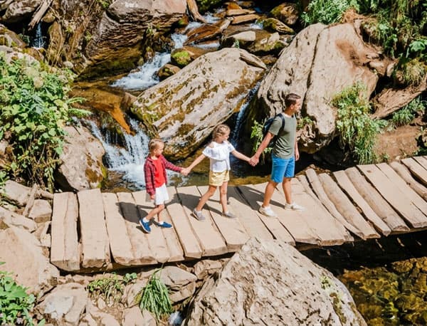 Familia con niños disfrutando de unas vacaciones